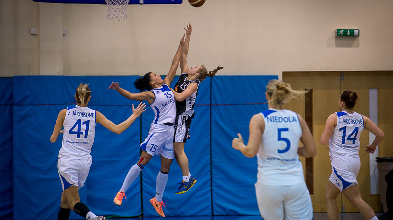 Kristīne Silarāja (SK Cēsis) aptur "1182 Tallinn" saspēles vadītāju Birgitu Pīburu
Foto: Zigismunds Zālmanis, www.skcesis.lv