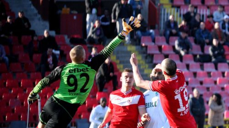 Maksims Uvarenko slaidā lēcienā novērš briesmas CSKA vārtu priekšā
Foto: Sportal.bg