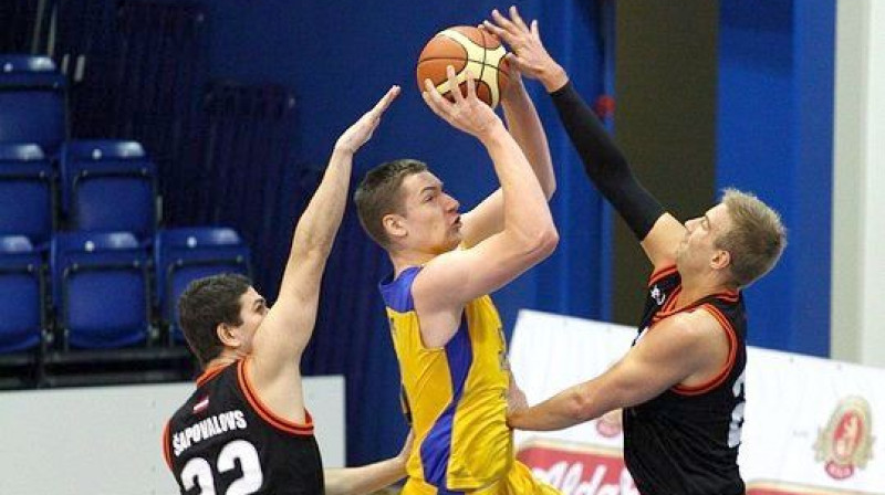 Klāvs Čavars un Ventspils "Spars": 28 punkti un 20 atlēkušās bumbas VEF LJBL ceturtdaļfinālā.
Foto: Ģirts Staris, Ventas Balss