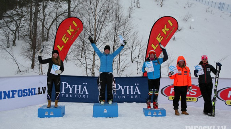 Sieviešu apbalvošana. Pirmais piecinieks ar Evelīnu un Lieni labajā pusē. Foto: Jānis Markvarts, Infoski.lv
