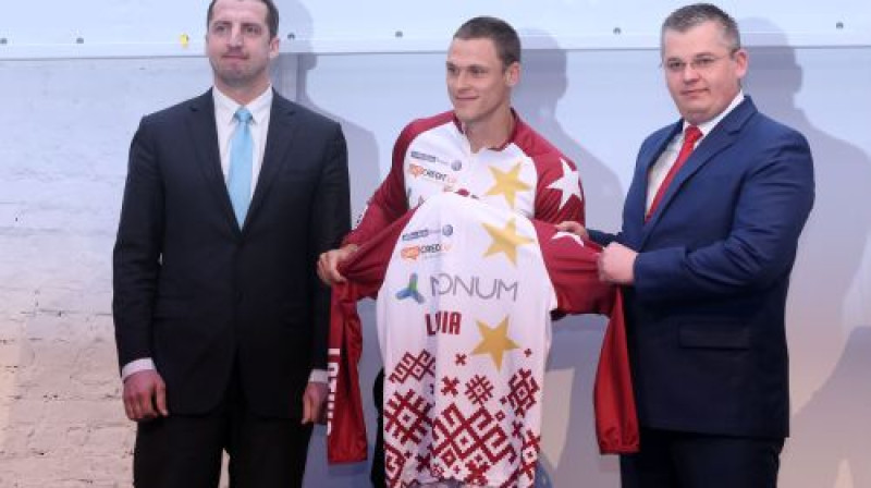 BMX izlases galvenais treneris Ivo Lakučs, divkārtējais Olimpiskais čempions Māris Štrombergs un MONUM vadītājs Māris Ozoliņš.

Foto: Elita Cīrule