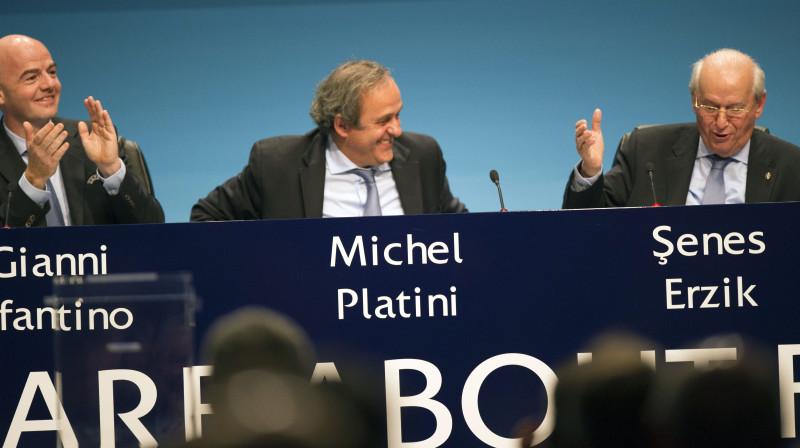 UEFA prezidents Mišels Platinī saņem apsveikumus pēc atkārtotas ievēlēšanas 
Foto: AFP/Scanpix