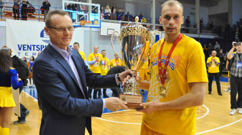 Akselis Vairogs, saņemot BBL kausu 2013. gada 6.aprīlī
foto:bkventspils.lv