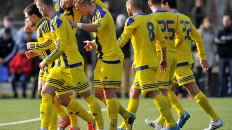 Alans Siņeļņikovs (#8) pagaidām labi dala piespēles
Foto: Romāns Kokšarovs (f64)