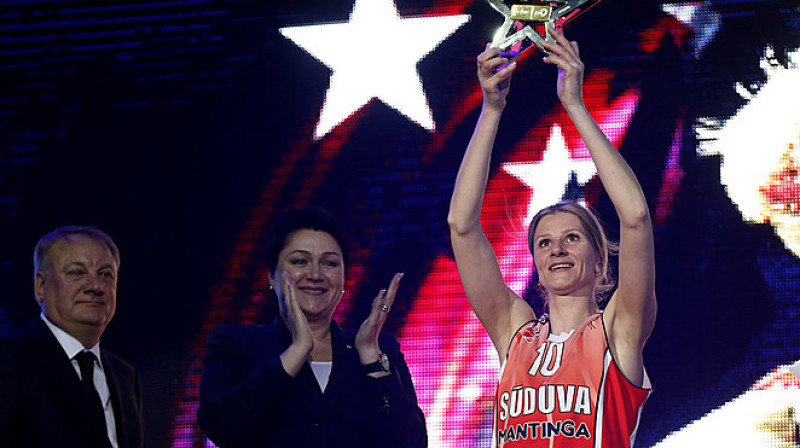 Ela Briedīte saņem balvu par vīriešu sakaušanu 
Foto: lrytas.lt