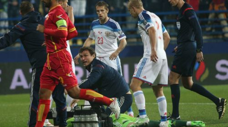 Igors Akinfejevs gūst traumu līdzjutēju izšautas pirotehnikas dēļ
Foto: TASS/Scanpix