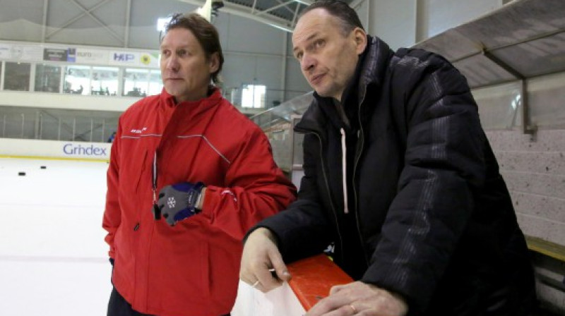 Izlases galvenais treneris Aleksandrs Beļavskis un fiziskās sagatavotības treneris Vilnis Klucis
Foto: Mārtiņš Aiše, lhf.lv