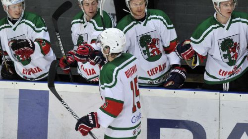 Māri Diļevku apsveic komandas biedri
Foto: Romāns Kokšarovs/F64