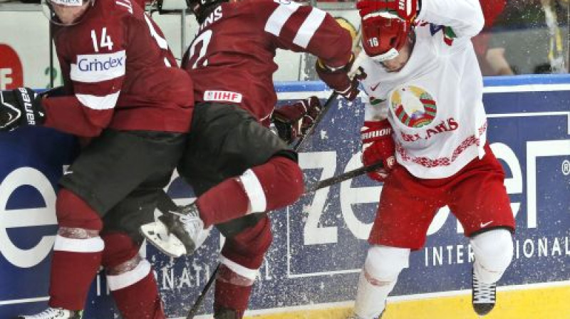 Džefs Plets (pa labi) pret Latvijas izlasi 2014. gada pasaules čempionātā
Foto: AFP/Scanpix