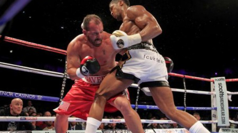 Entonijs Džošuā (no labās) cīņā ar Džeisonu Gavernu
Foto: boxingscene.com