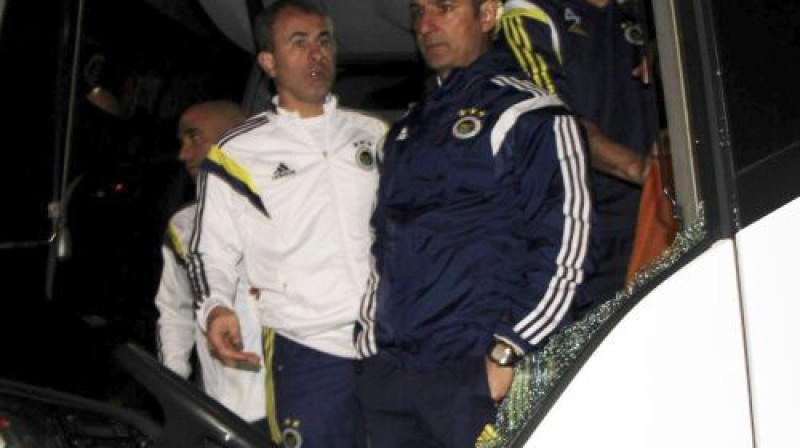 "Fenerbahce" galvenais treneris Ismails Kartals aplūko uzbrukuma nodarītos kaitējumus
Foto: AFP/Scanpix