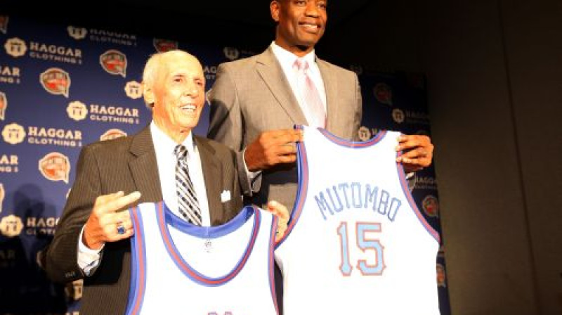 Diks Baveta un Dikembe Mutombo
Foto: AFP/Scanpix