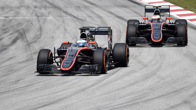 Fernando Alonso un Džensons Batons
Foto: AFP/Scanpix