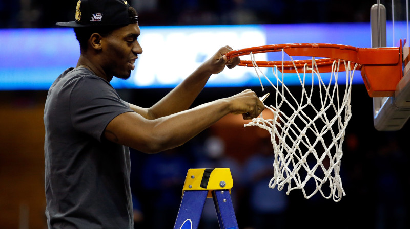Dakari Džonsons nogriež tīkliņu pēc Kentakī uzvaras "Midwest" reģiona finālā
Foto: AP/Scanpix