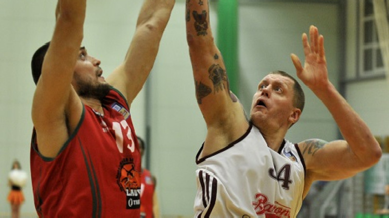 Lauris Blaus (Liepāja/Triobet) un Kaspars Kambala (Barons/LDz)
Foto: Romāns Kokšarovs, f64