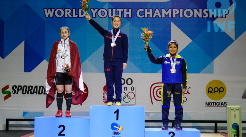 Rebeka Koha uz pjedestāla Limā 
Foto: iwf.net