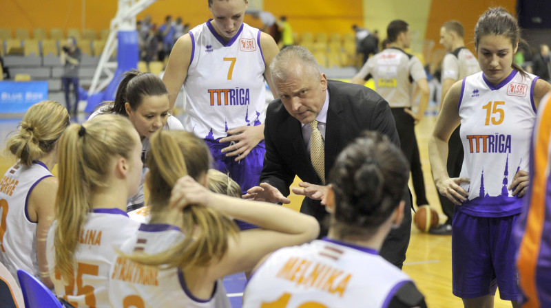 Aigars Nerips un TTT spēlētājas
Foto: Romāns Kokšarovs, f64