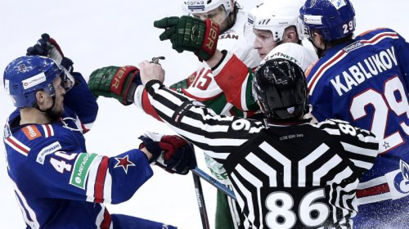 Cīniņš starp Sanktpēterburgas SKA un Kazaņas "Ak Bars" spēlētājiem
Foto: TASS/Scanpix