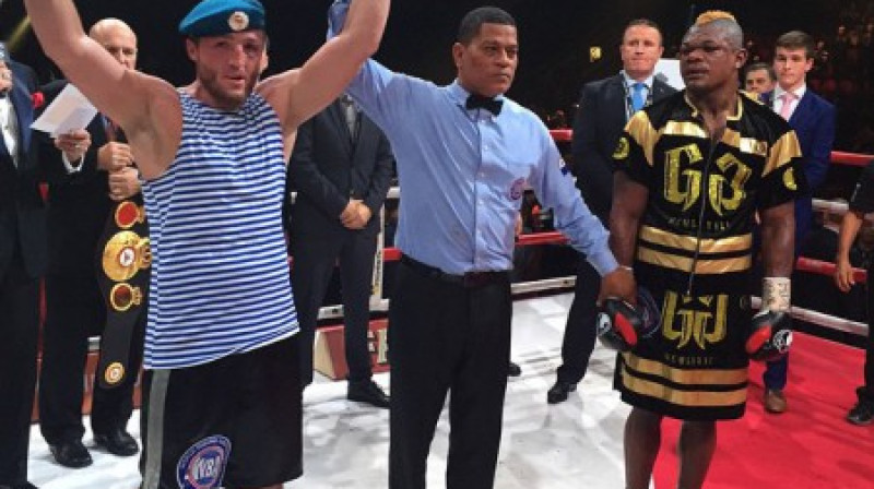 Deniss Ļebedevs (no kreisās) uzvarā pār Juri Kajambre Kalengu
Foto: allboxing.ru