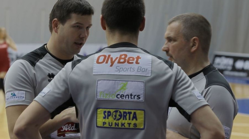 Arnis Ozols (pa kreisi), Juris Kokainis (pa labi) un Ritvars Helmšteins tiesāja 4. aprīļa spēli starp ''Liepāja/Triobet'' un BK ''Jēkabpils'' komandām.