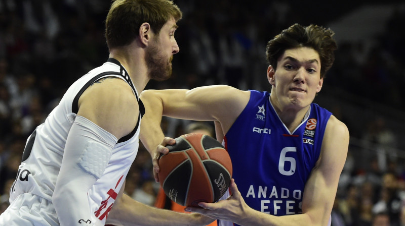 Cedi Osmans (pa labi) pret Andresu Nočioni
Foto: AFP/Scanpix