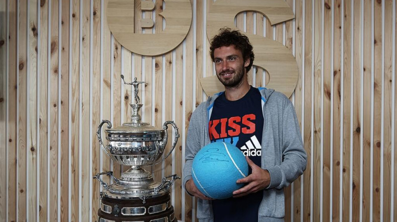 Ernests Gulbis ar Barselonas turnīra trofeju pagājušajā gadā
Foto: barcelonaopenbancsabadell.com