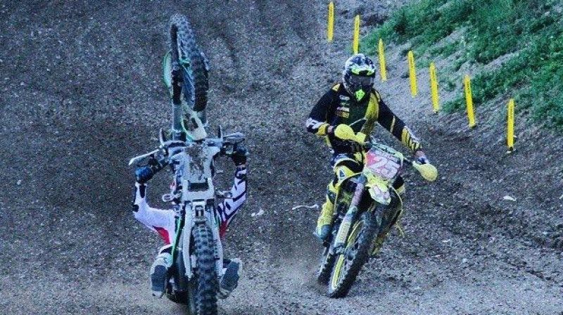 Villopoto piedzīvo kritienu
Foto: @Cmpracewearshop