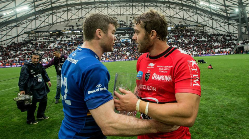 Leģendārais Gordons Dārsī, kurš visu karjeru bijis uzticīgs "Leinster" klubam, apsveic ar iekļūšanu finālā "Toulon" starpsezonas lielāko pirkumu Lī Halfpeniju. 
Foto: epcrugby.com