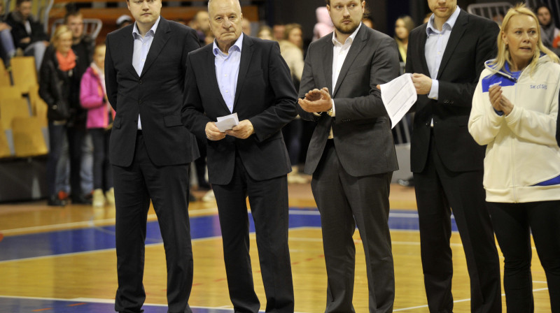 Krišjānis Kļaviņš, Armands Krauliņš, Jēkabs Kļaviņš, Uģis Viļums un SK "Cēsis" fizioterapeite
Foto: Romāns Kokšarovs, f64