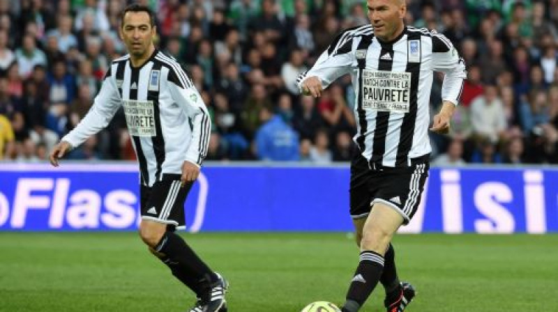 Jurijs Džorkaefs kopā ar Zinedinu Zidānu labdarības spēlē vakar
Foto: AFP/Scanpix