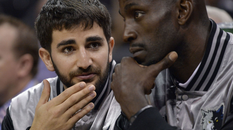 Rikijs Rubio un Kevins Gārnets 
Foto: AP/Scanpix