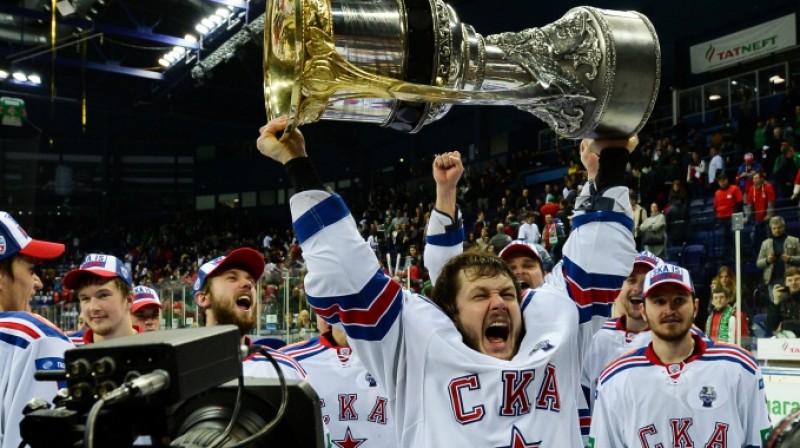 Jevgeņijs Dadonovs ar Gagarina kausu 
Foto: ska.ru