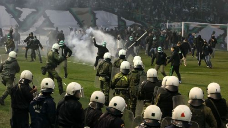 "Panathinaikos" līdzjutēji iebrūk laukumā
Foto: AP/Scanpix