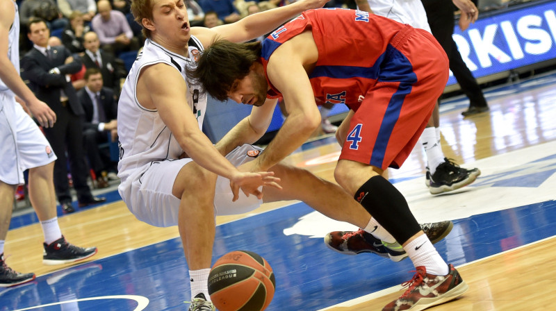 Dmitrijs Hvostovs aizsardzībā pret Milošu Teodosiču 
Foto: AFP/Scanpix