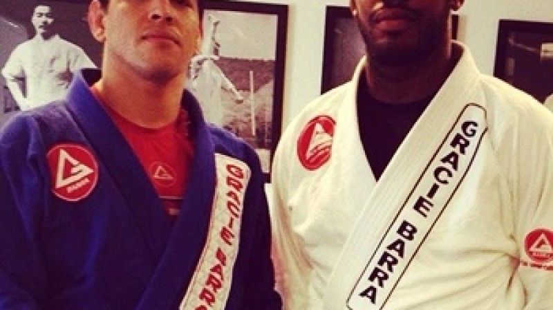 Roberts Tussa (no kreisās) un Džons Džonss BJJ nodarbībās
Foto: mmajunkie.com