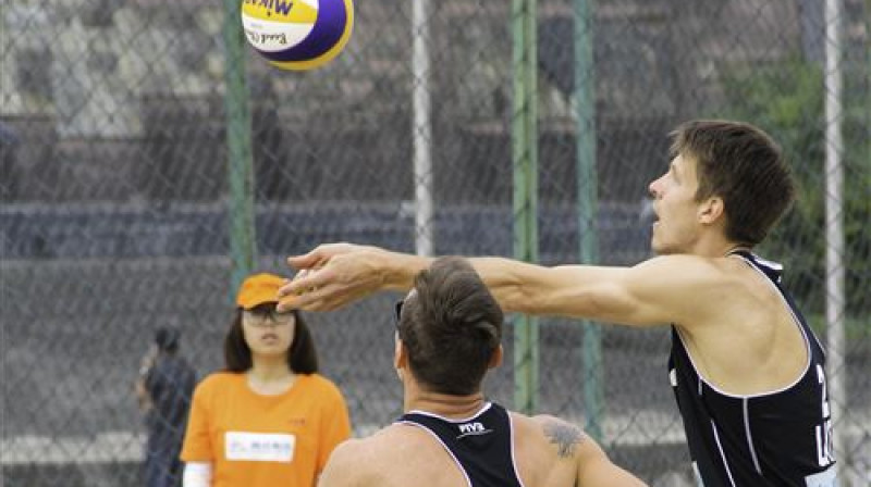 Hermans Egleskalns ceļ bumbu Mārtiņam Pļaviņam
Foto: FIVB