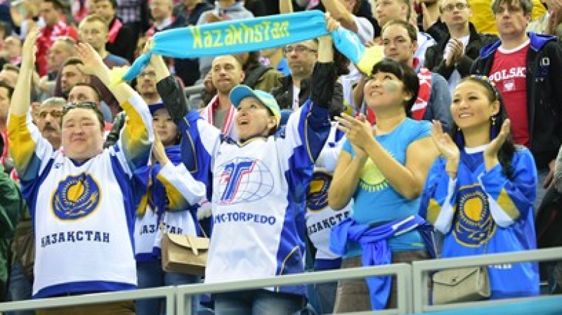 Kazahu fani līksmo par ceļazīmi uz eliti
Foto: Miroslaw Ring, wmia2015.iihf.com