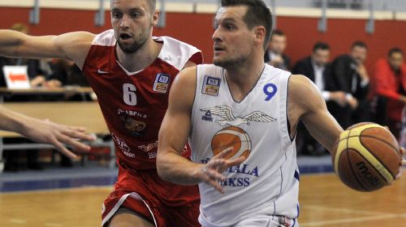 Oskars Virsis cenšas apturēt Edgaru Jeromanovu
Foto: Romāns Kokšarovs/F64