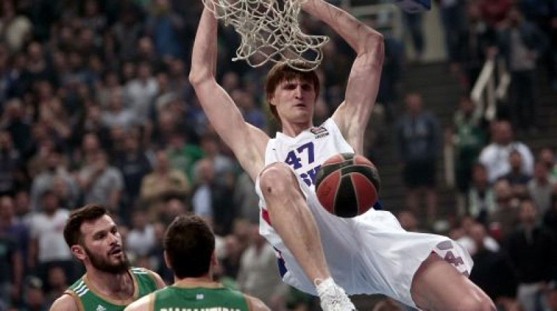 Andrejs Kiriļenko triec bumbu "Panathinaikos" grozā
Foto: AFP/Scanpix