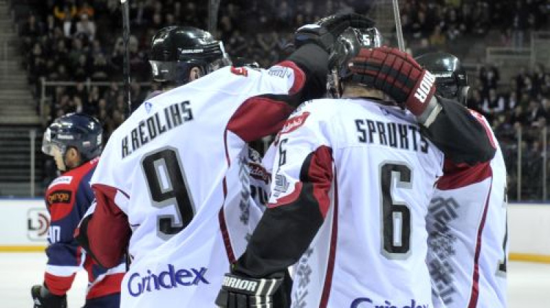 Jānis Sprukts tiek apsveikts pēc vārtu guvuma
Foto: Romāns Kokšarovs/F64