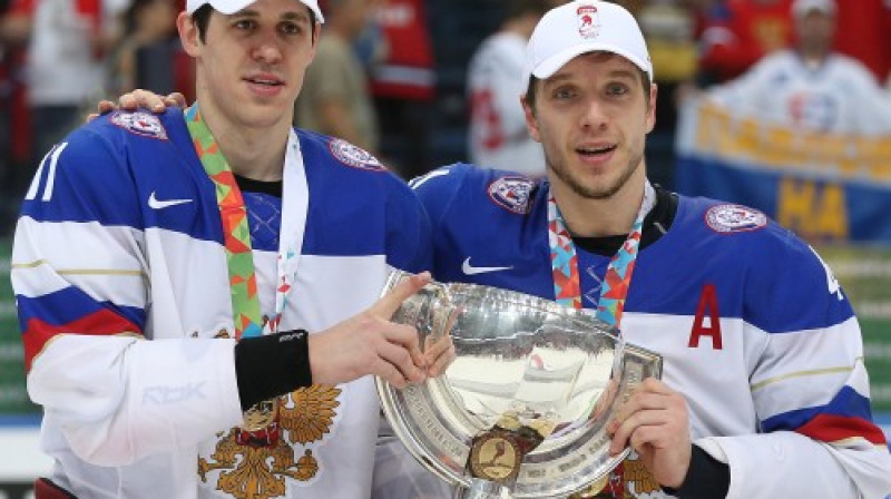 Jevgēņijs Malkins (pa kreisi) ar čempionu kausu
Foto: ITAR-TASS/Scanpix