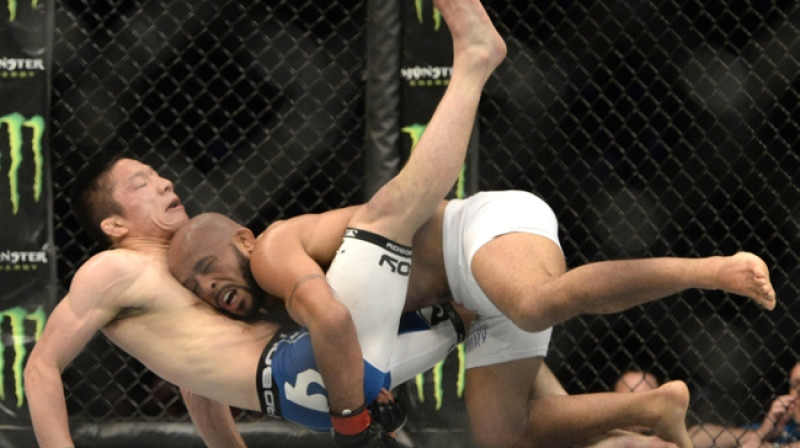 Demetrius Džonsons (baltajos šortos) cīņā ar Kjoji Horiguči
Foto: mmajunkie.com