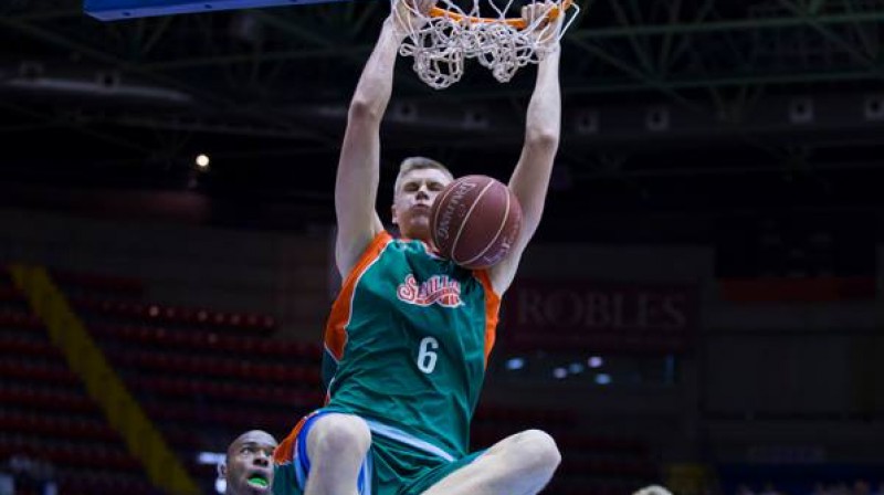 Kristaps Porziņģis danko Malagas grozā 
Foto: baloncestosevilla.com