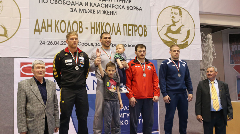 Imants Lagodskis (pa labi) uz pjedestāla Sofijā
Foto:  Kostadins Andonovs, bul-wrestling.org