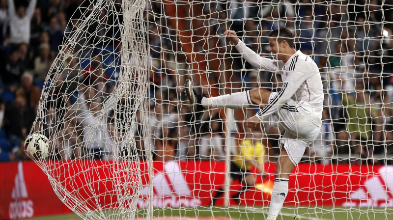 Krištianu Ronaldu izrēķinās ar bumbu
Foto: AP, Scanpix