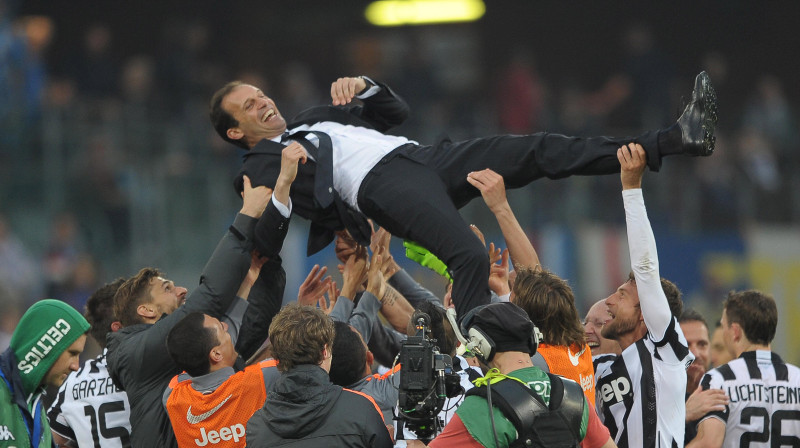 Pēc titula nodrošināšanas "Juventus" spēlētāji met gaisā treneri Masimiljāno Alegri 
Foto: AP/Scanpix