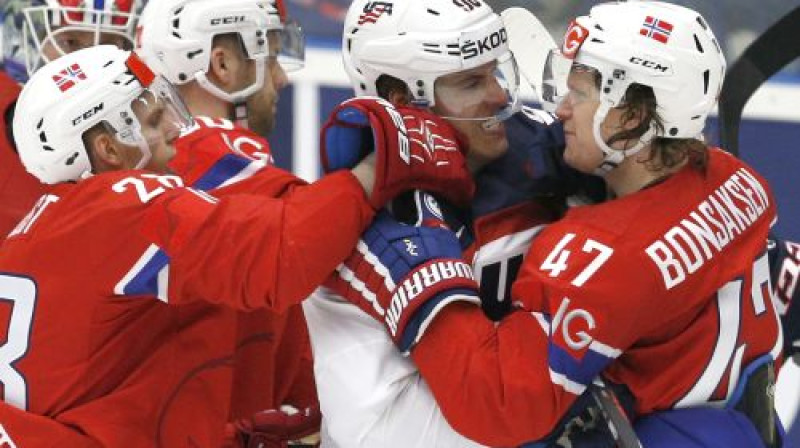 Anderss Lī trīs norvēģu ielenkumā
Foto: AP/Scanpix