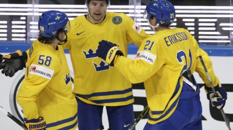 Antons Landers, Filips Fošberjs un Luī Ēriksons atzīmē vārtu guvumu
Foto: AP/Scanpix