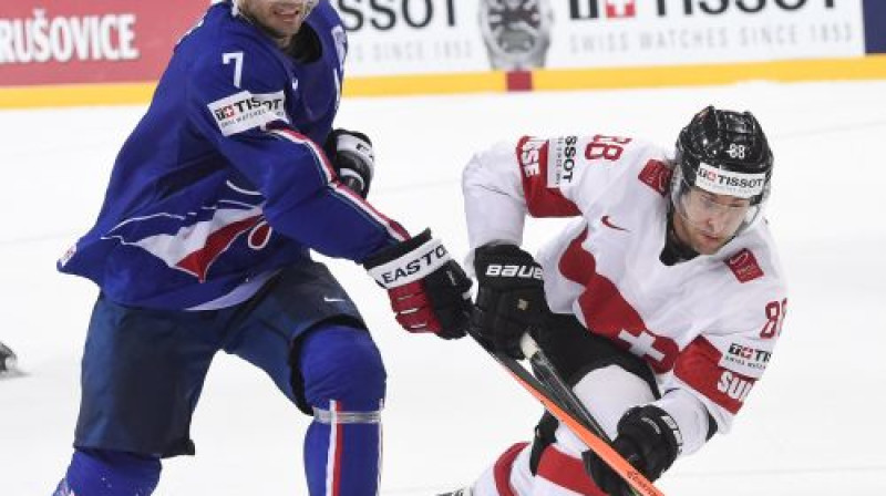 Francijas uzbrucējs Saša Treijs un Šveices pārstāvis Kevins Romī
Foto: AFP/Scanpix