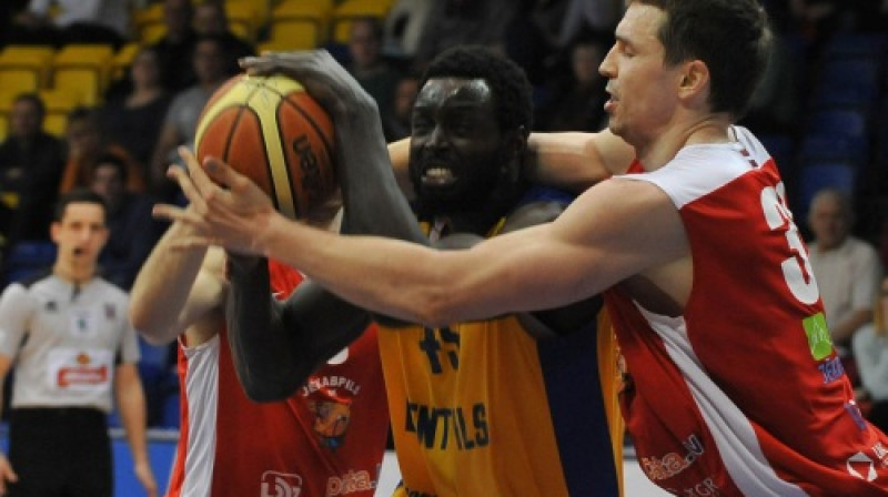 Džerajs Grants pret Andreju Šeļakovu
Foto: bkventspils.lv
